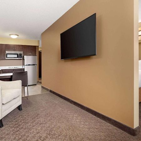 Microtel Inn And Suites By Wyndham Weyburn Экстерьер фото