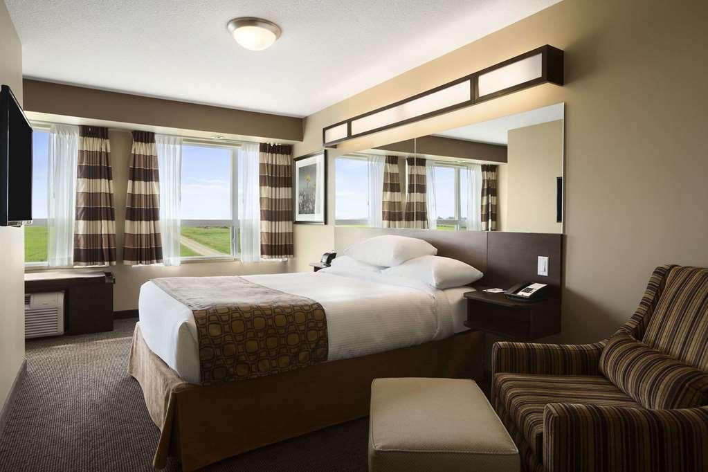 Microtel Inn And Suites By Wyndham Weyburn Номер фото