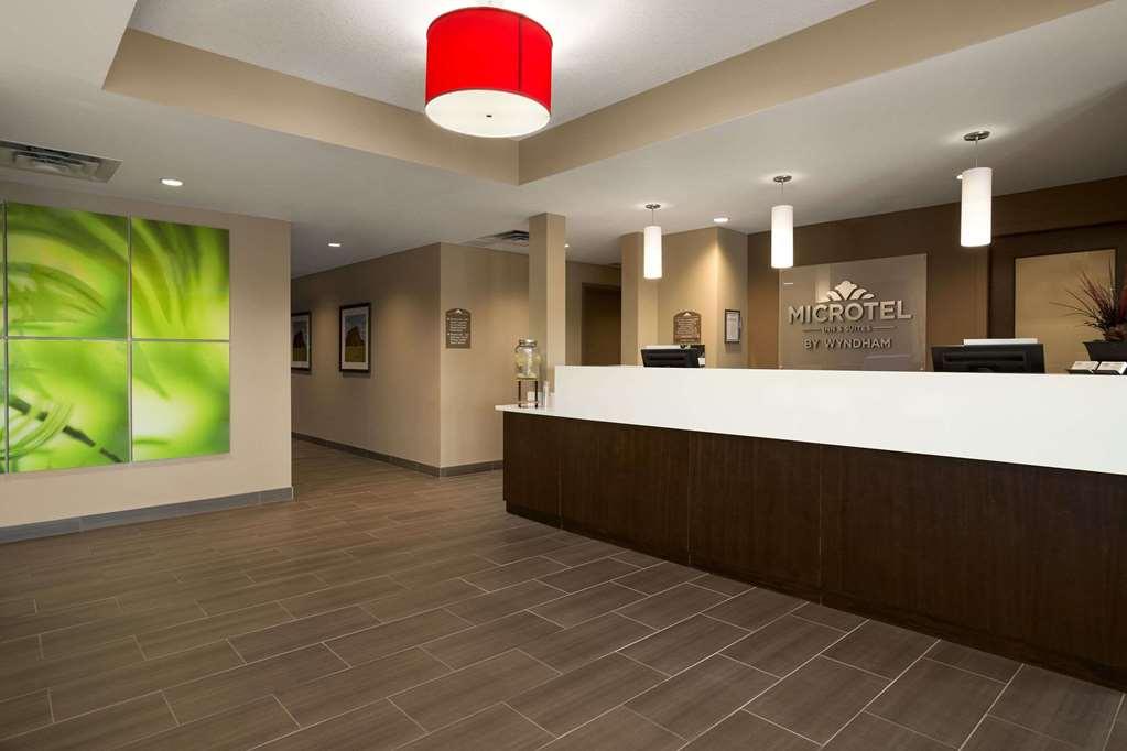 Microtel Inn And Suites By Wyndham Weyburn Интерьер фото