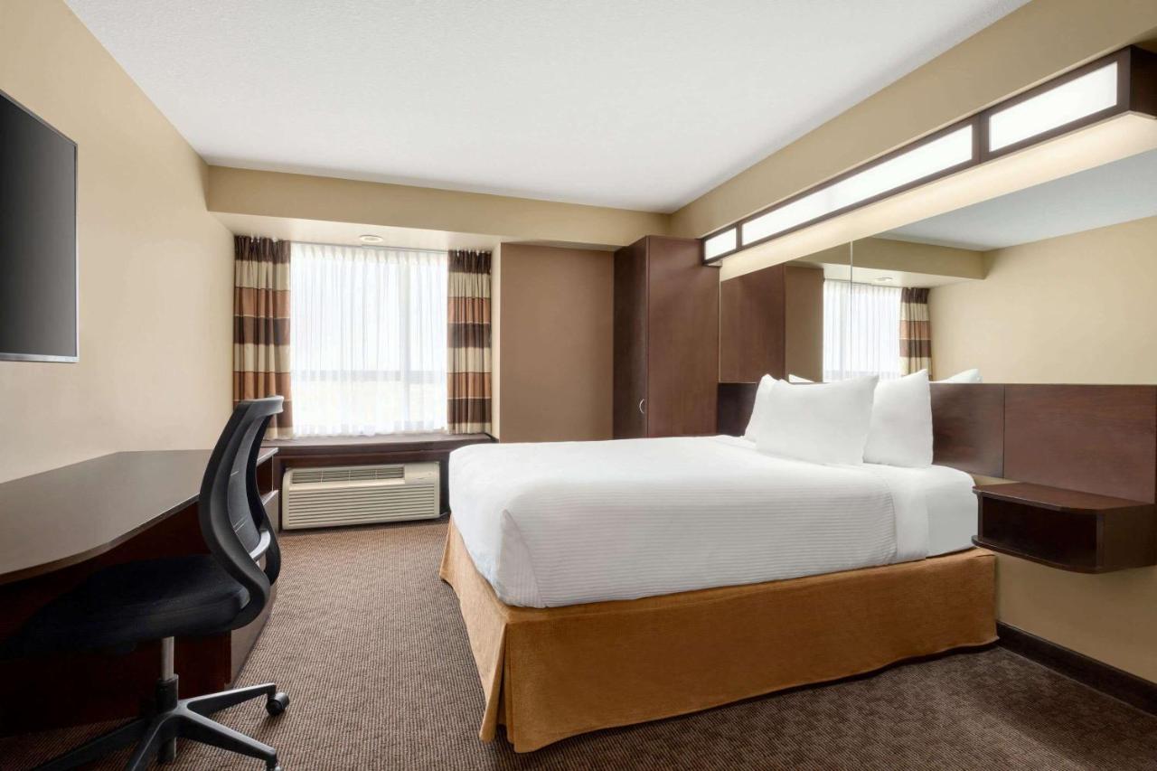 Microtel Inn And Suites By Wyndham Weyburn Экстерьер фото