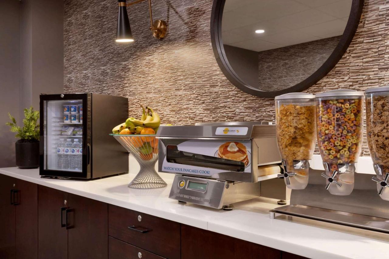 Microtel Inn And Suites By Wyndham Weyburn Экстерьер фото