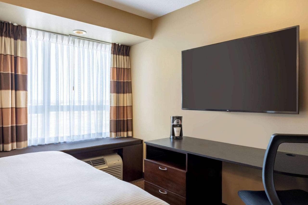 Microtel Inn And Suites By Wyndham Weyburn Экстерьер фото