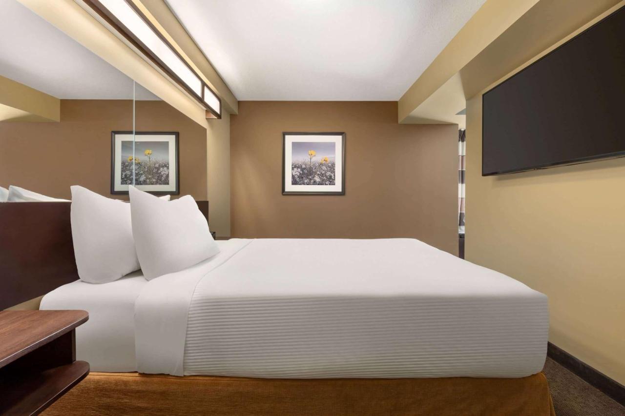 Microtel Inn And Suites By Wyndham Weyburn Экстерьер фото