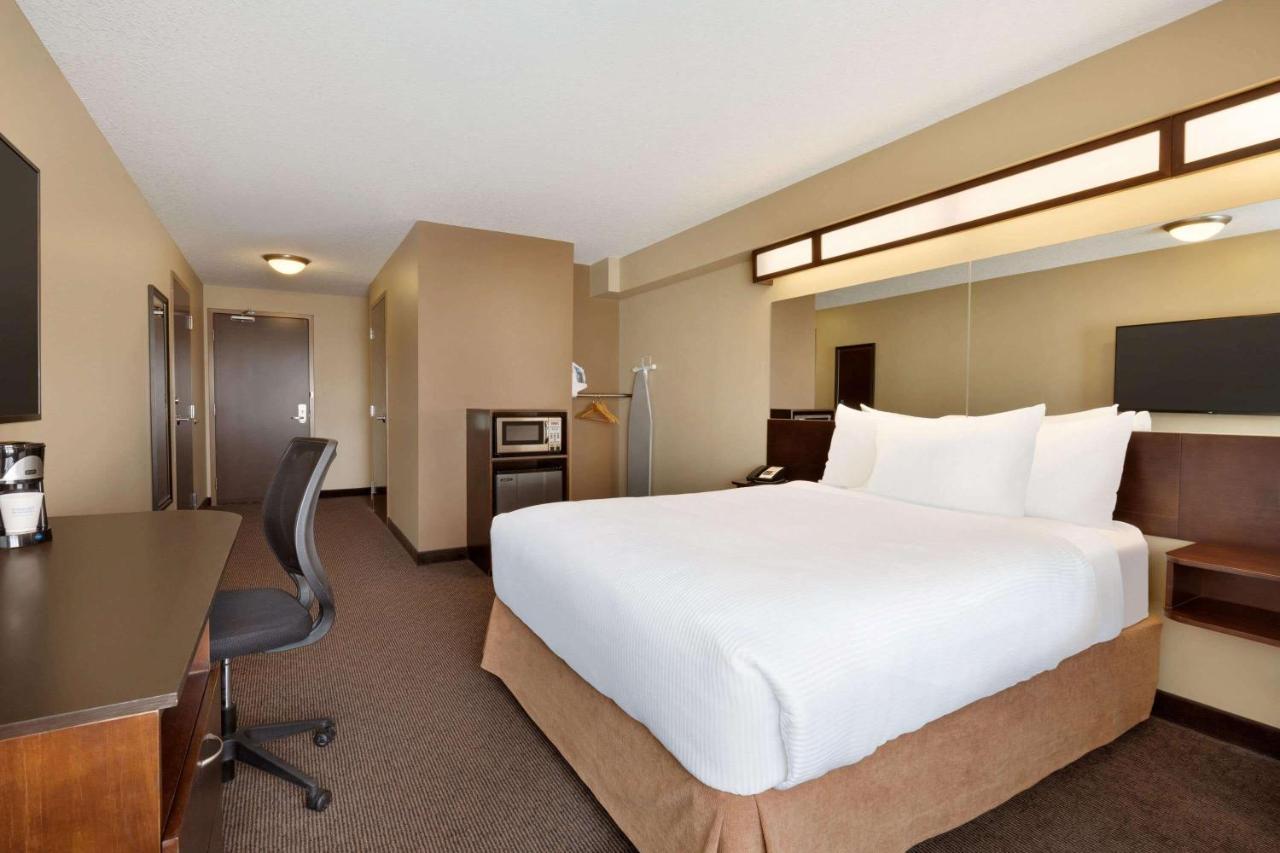 Microtel Inn And Suites By Wyndham Weyburn Экстерьер фото