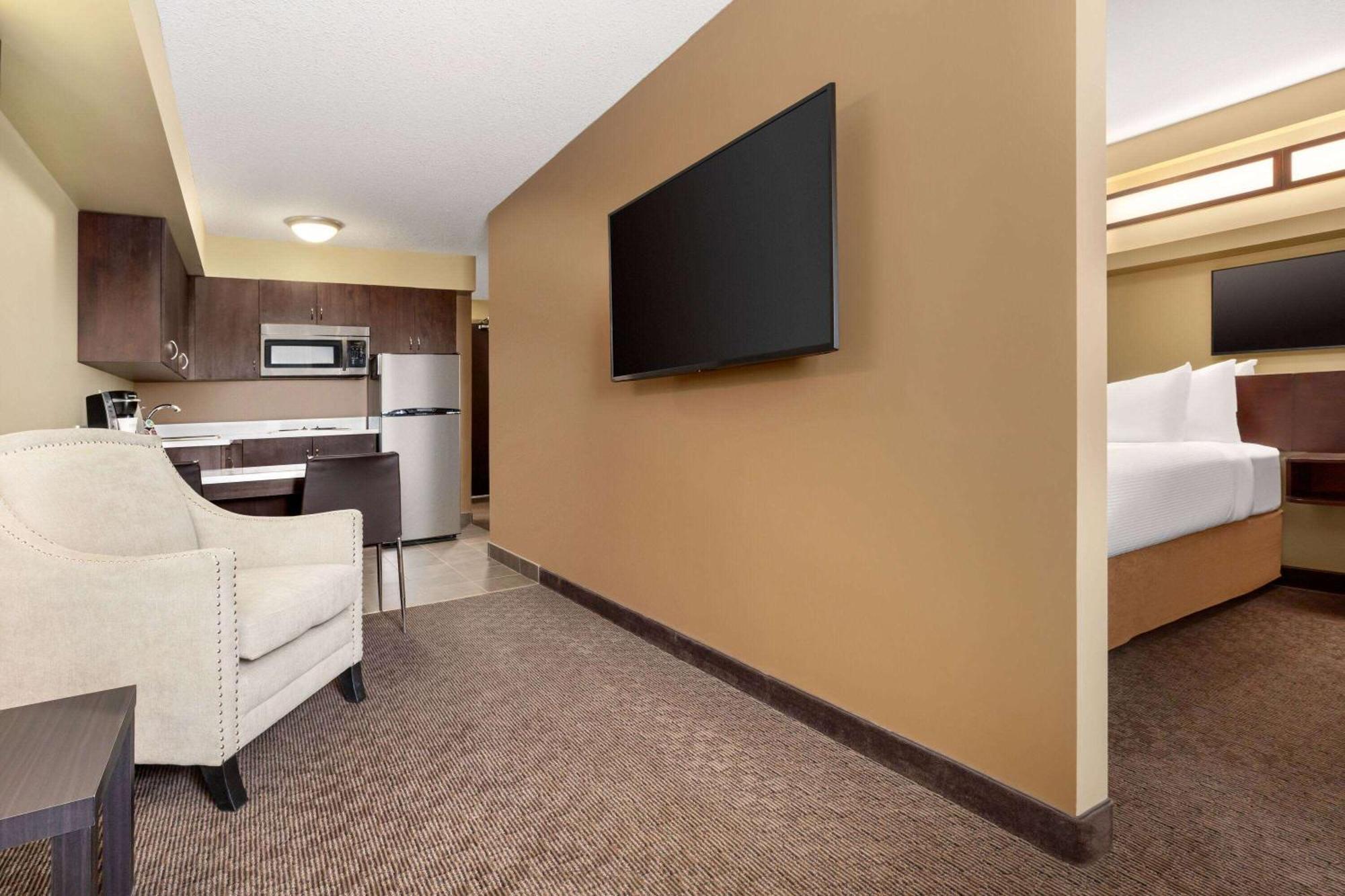 Microtel Inn And Suites By Wyndham Weyburn Экстерьер фото