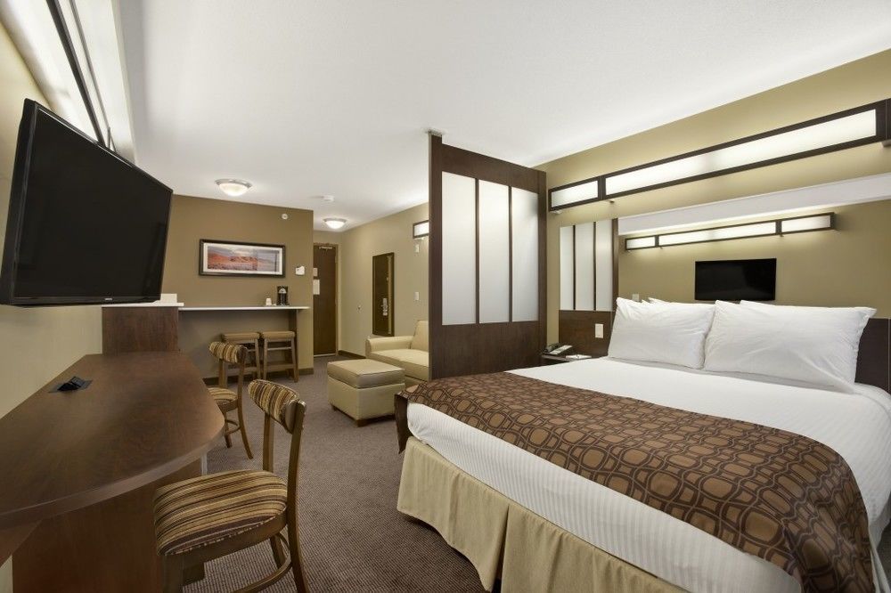 Microtel Inn And Suites By Wyndham Weyburn Экстерьер фото