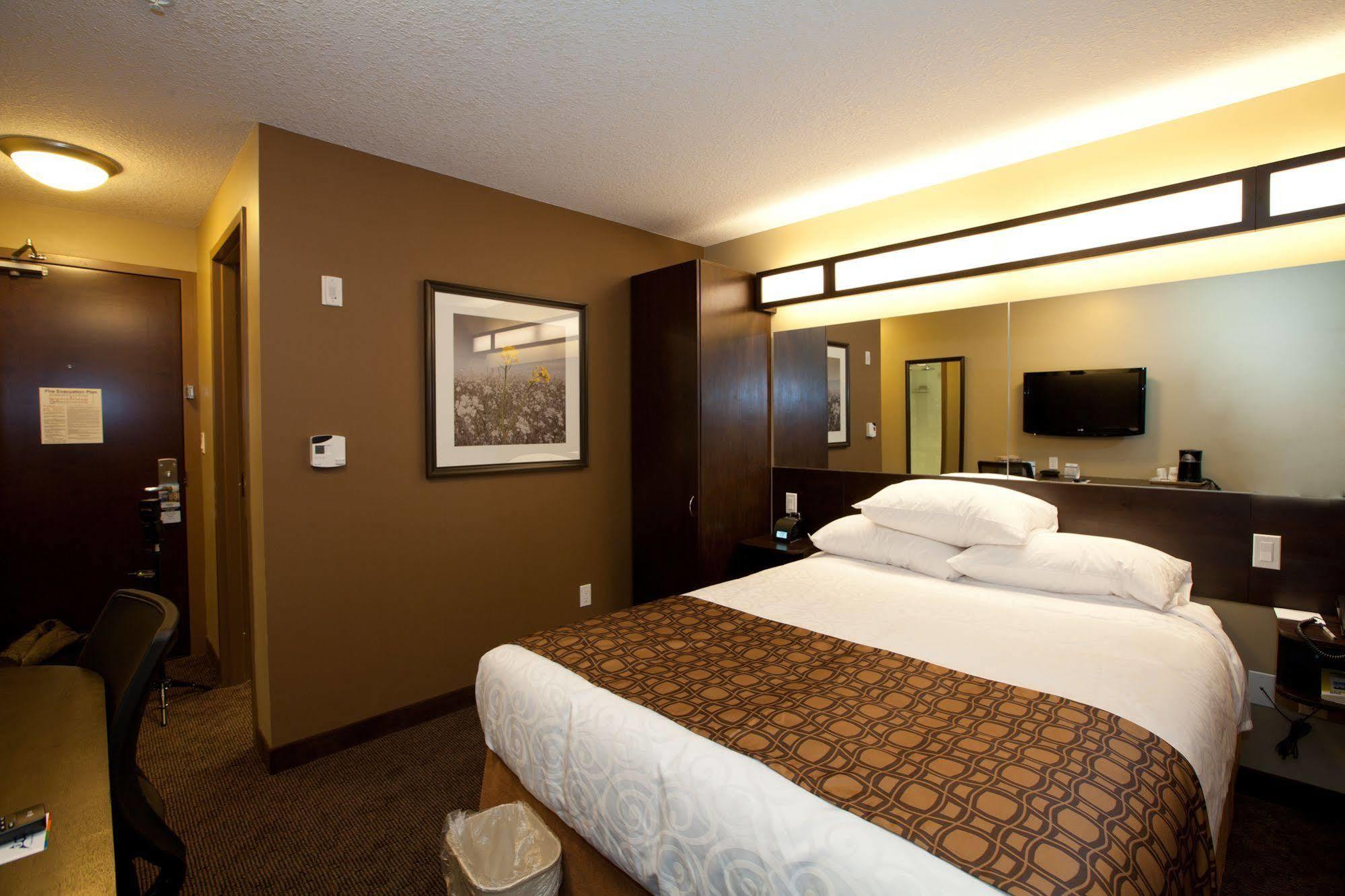 Microtel Inn And Suites By Wyndham Weyburn Экстерьер фото