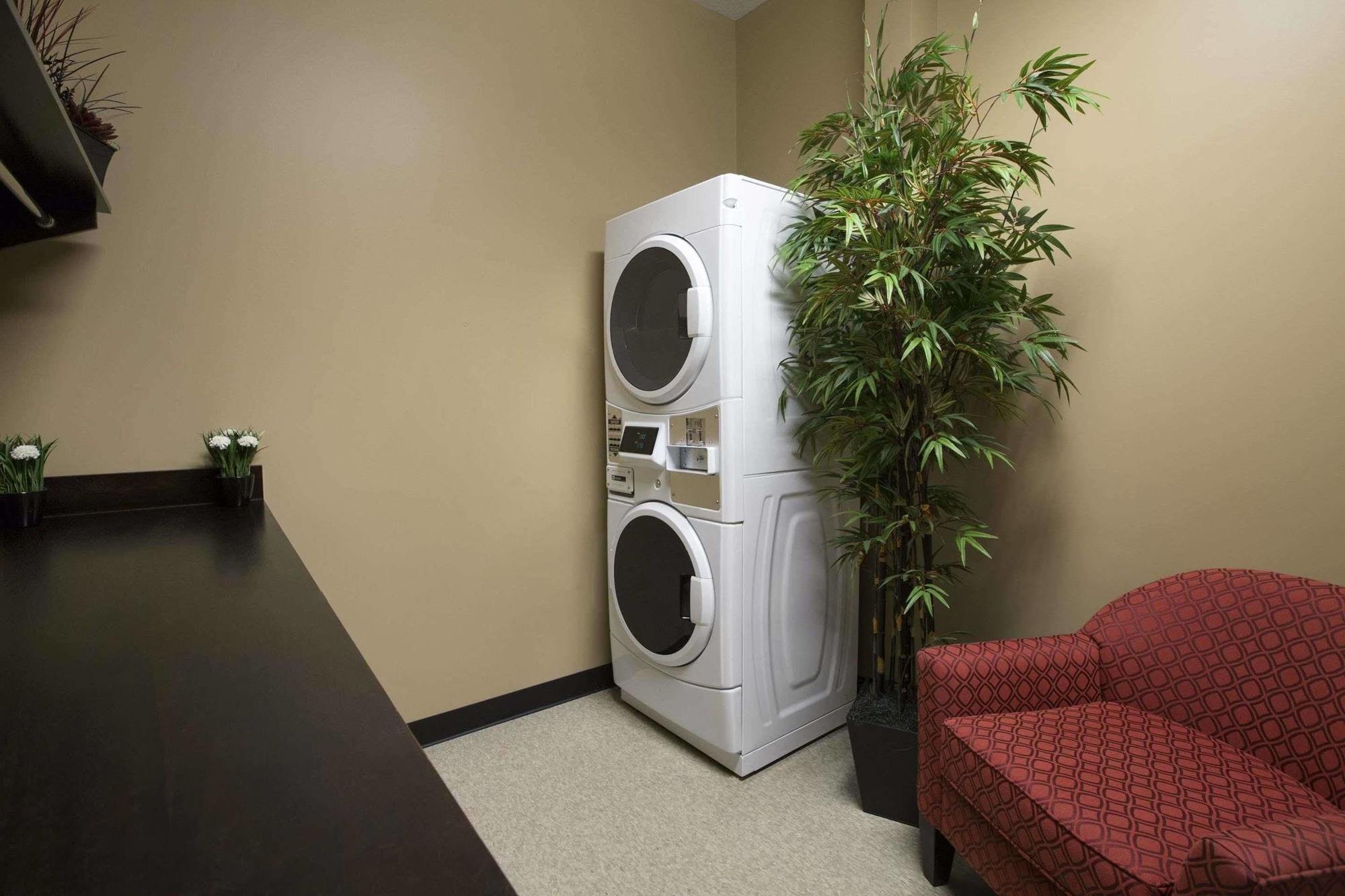 Microtel Inn And Suites By Wyndham Weyburn Экстерьер фото